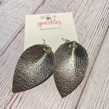 Load image into Gallery viewer, Genuine leather pinched teardrop
